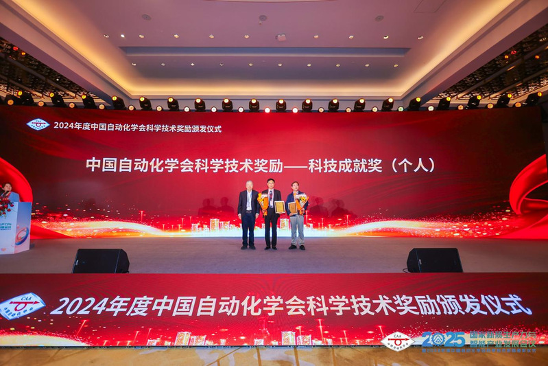 中国自动化学会会士、理事长、中国空间技术研究院研究员杨孟飞为中国自动化学会科技成就奖（个人）获奖者代表颁奖